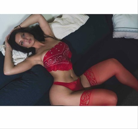 Naakte gelekte OnlyFans-foto van Veena Violetta