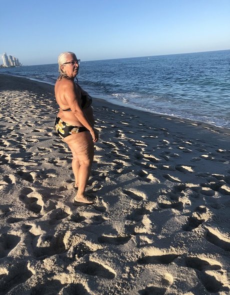 Naakte gelekte OnlyFans-foto van Thebumbumbaroness
