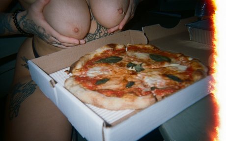 Naakte gelekte OnlyFans-foto van Raynexoxo