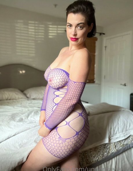 Naakte gelekte OnlyFans-foto van Lipstickandlinernotes