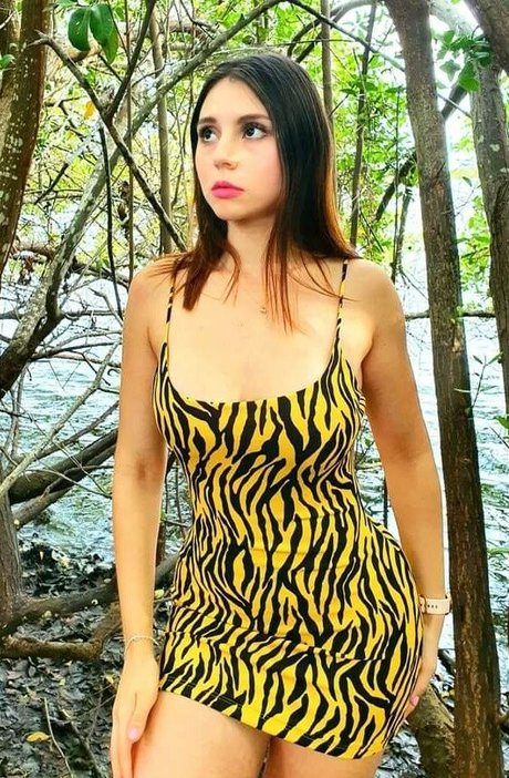 Naakte gelekte OnlyFans-foto van Emilia Vizcarra