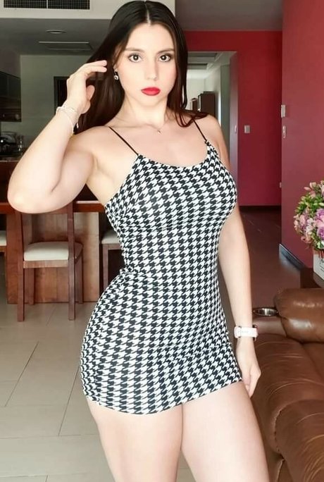 Naakte gelekte OnlyFans-foto van Emilia Vizcarra