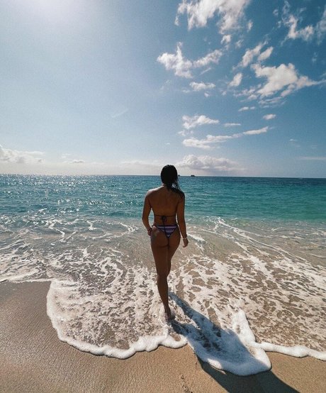 Naakte gelekte OnlyFans-foto van Alessa Holloway