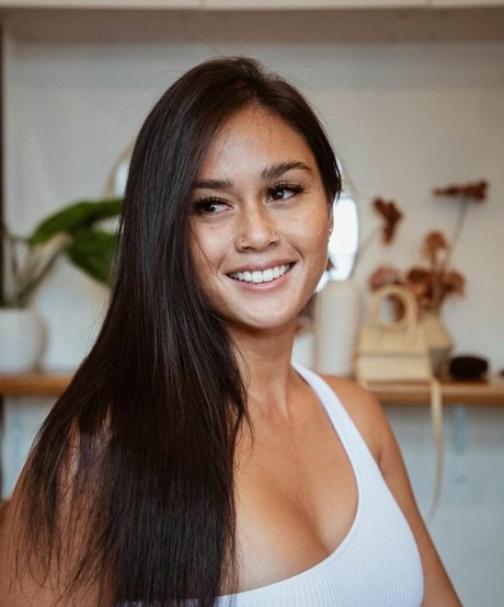 Naakte gelekte OnlyFans-foto van Alessa Holloway
