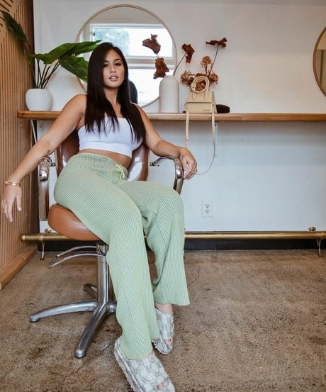 Naakte gelekte OnlyFans-foto van Alessa Holloway