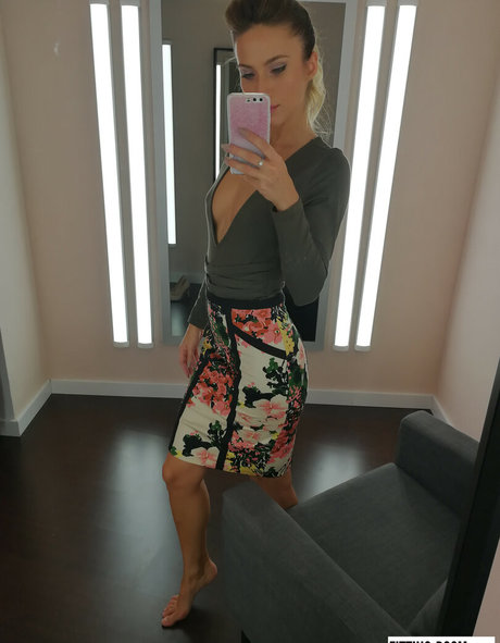 Naakte gelekte OnlyFans-foto van Fittingroom