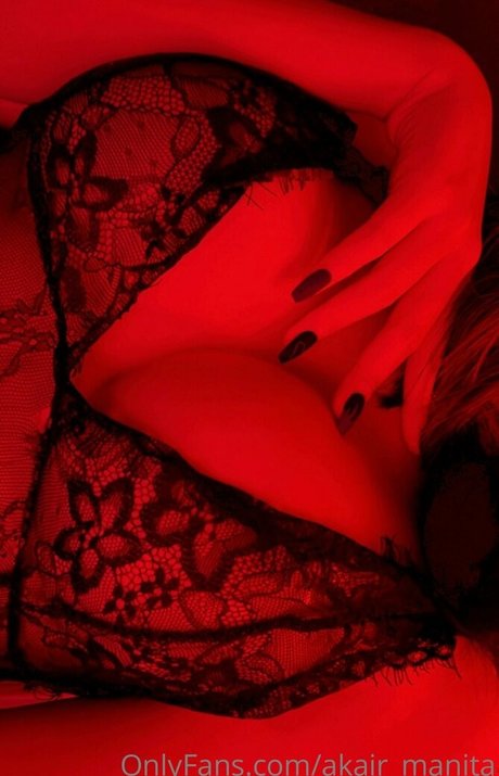 Naakte gelekte OnlyFans-foto van Akair Manita