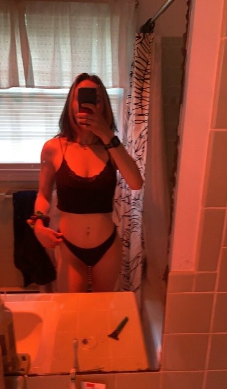 Naakte gelekte OnlyFans-foto van Babykannabis