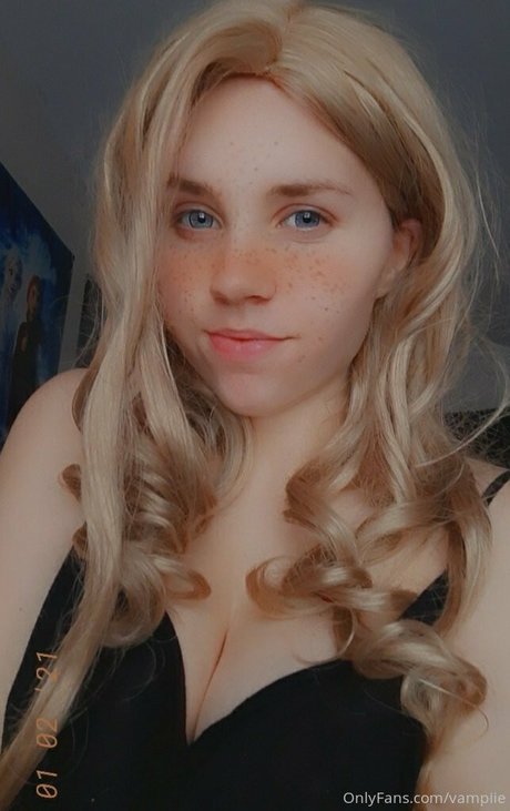 Naakte gelekte OnlyFans-foto van Vampiie