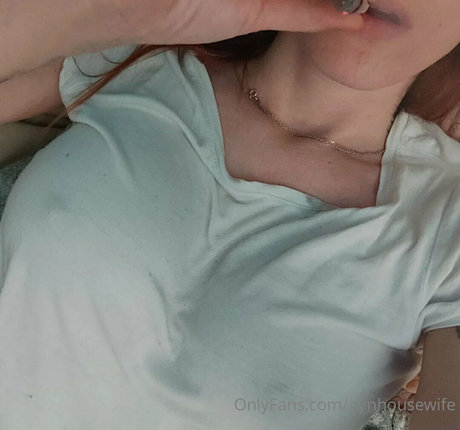 Naakte gelekte OnlyFans-foto van Nynhousewife