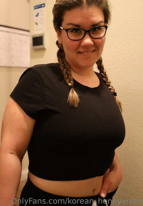 Naakte gelekte OnlyFans-foto van Koreanhoneyvixen