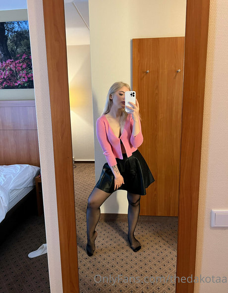 Naakte gelekte OnlyFans-foto van Thedakotaa