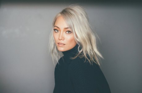 Naakte gelekte OnlyFans-foto van Pom Klementieff
