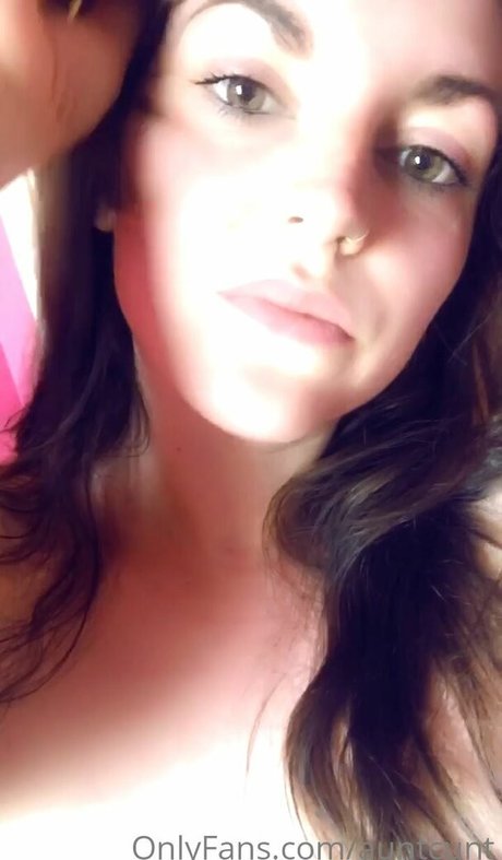 Naakte gelekte OnlyFans-foto van Auntcunt