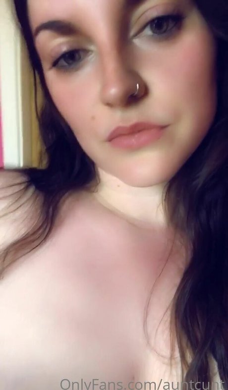 Naakte gelekte OnlyFans-foto van Auntcunt