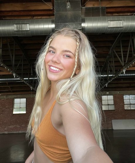 Naakte gelekte OnlyFans-foto van Becca Means