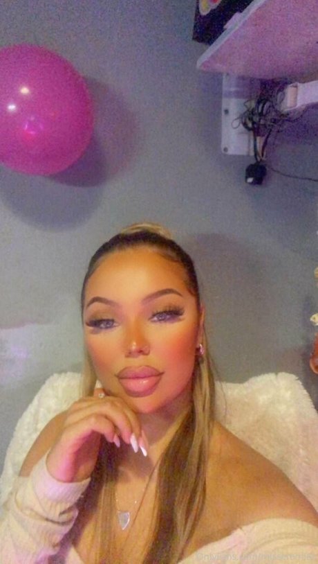 Naakte gelekte OnlyFans-foto van Emilyexotics