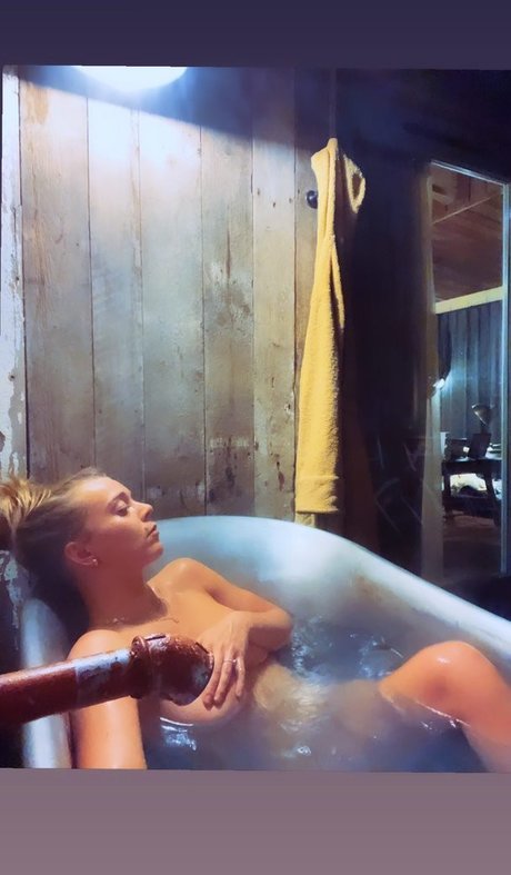 Naakte gelekte OnlyFans-foto van Becky Hill