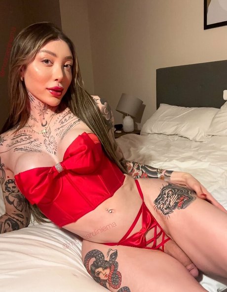 Naakte gelekte OnlyFans-foto van Moscardiniema
