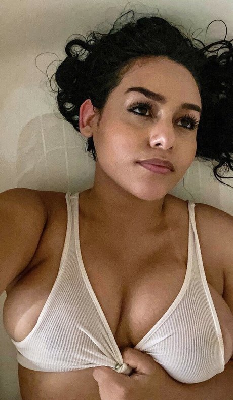 Naakte gelekte OnlyFans-foto van Gabby B