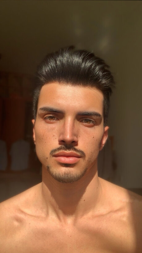 Naakte gelekte OnlyFans-foto van Tom Stack