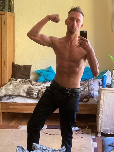 Naakte gelekte OnlyFans-foto van Joe Geek