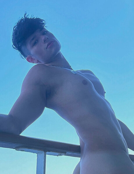 Naakte gelekte OnlyFans-foto van Ashton Adams