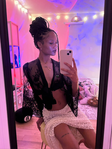 Naakte gelekte OnlyFans-foto van Sumi