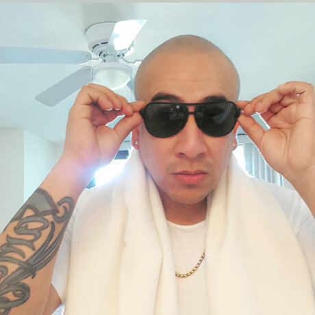 Naakte gelekte OnlyFans-foto van Santiago Suave