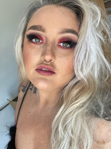 Naakte gelekte OnlyFans-foto van Elizabeth Dresden The Haus Of Dresden