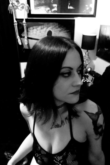Naakte gelekte OnlyFans-foto van Morticia