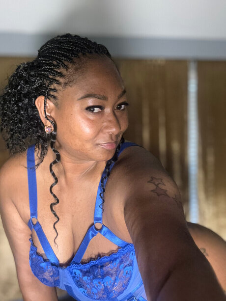 Naakte gelekte OnlyFans-foto van Elegantbrownie