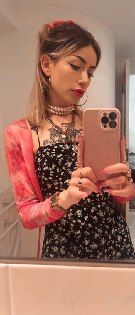 Naakte gelekte OnlyFans-foto van The Kage