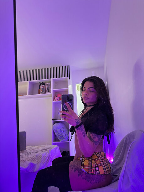 Naakte gelekte OnlyFans-foto van Alice Fontenelle