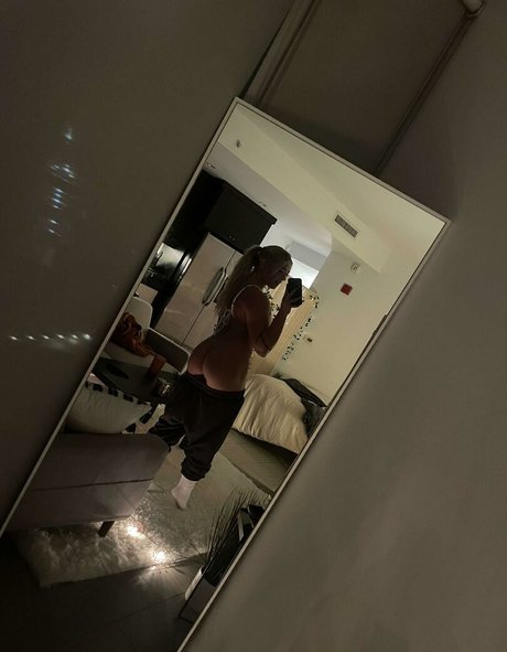 Naakte gelekte OnlyFans-foto van Melanie Doulik