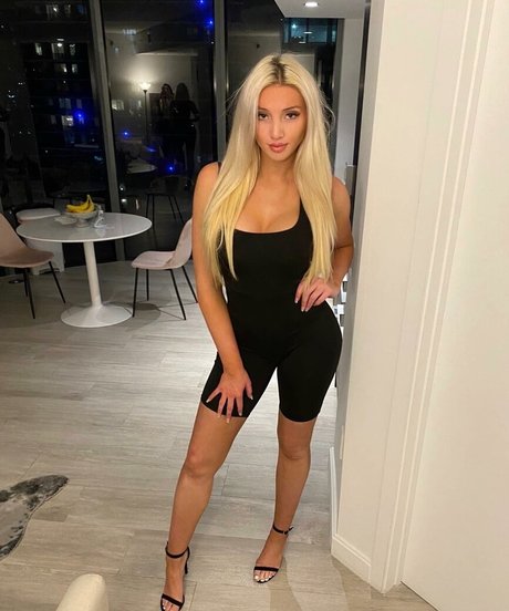 Naakte gelekte OnlyFans-foto van Sarah Baer