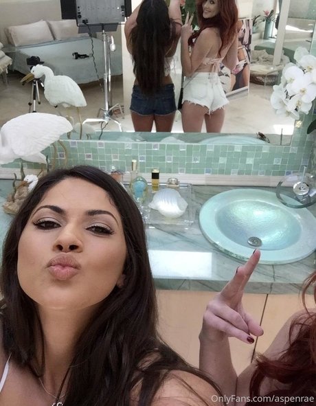 Naakte gelekte OnlyFans-foto van Aspenrae
