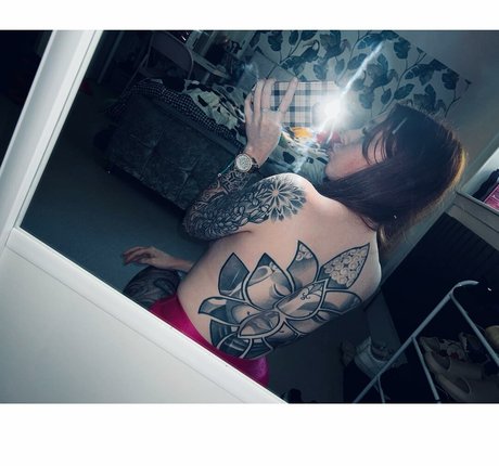 Naakte gelekte OnlyFans-foto van Molly Capper