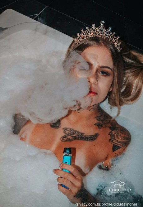 Naakte gelekte OnlyFans-foto van Dj Duda Lindner