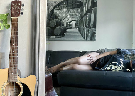 Naakte gelekte OnlyFans-foto van Cattiiieeen