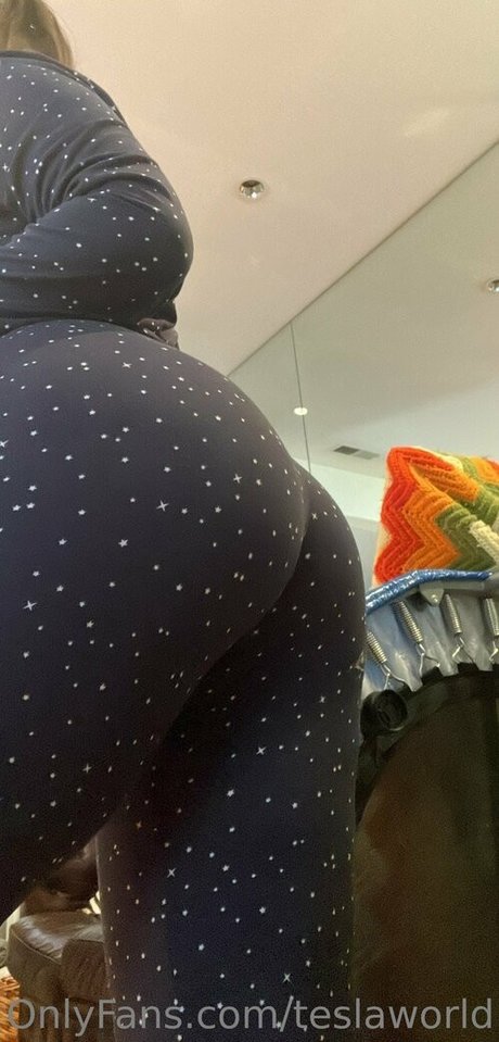 Naakte gelekte OnlyFans-foto van Teslaworld