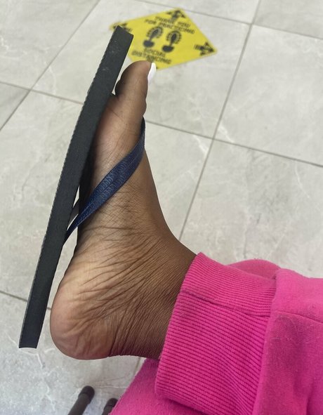 Naakte gelekte OnlyFans-foto van Chocolatefeet8