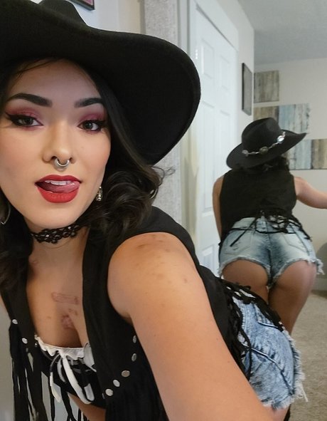 Naakte gelekte OnlyFans-foto van Joanie Brosas