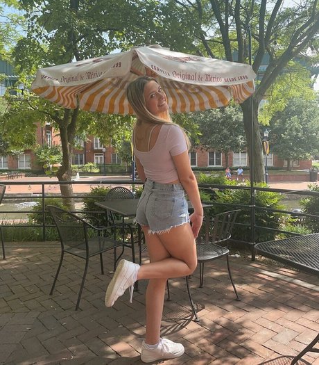 Naakte gelekte OnlyFans-foto van Ella Stewart