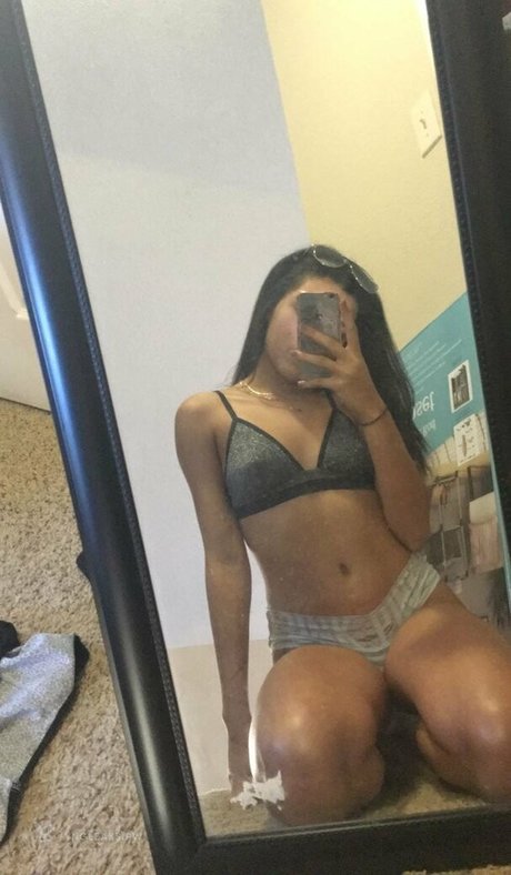 Naakte gelekte OnlyFans-foto van Italia Bradley