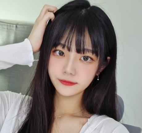 Naakte gelekte OnlyFans-foto van Chodan
