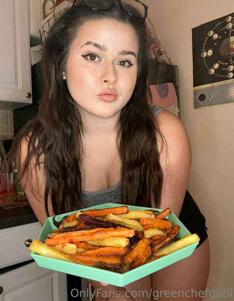 Naakte gelekte OnlyFans-foto van Greenchefgabi