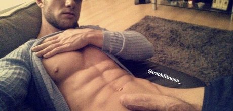 Naakte gelekte OnlyFans-foto van Mickfitness