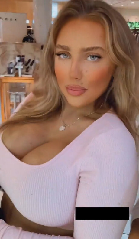 Naakte gelekte OnlyFans-foto van Aurora
