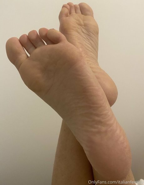 Naakte gelekte OnlyFans-foto van Italianfeetluv